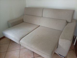Divano beige in tessuto
