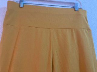 Pantalones amarillos con detalles negros