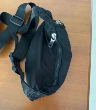 Riñonera Negra Múltiples Bolsillos