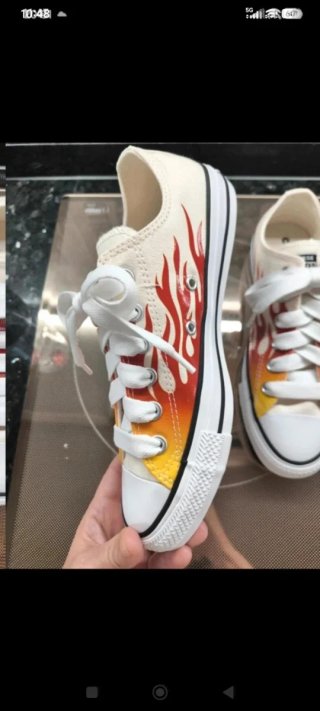 Converse con diseño de llamas