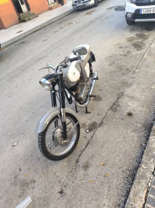 Moto Clásica GT Gris y Blanca