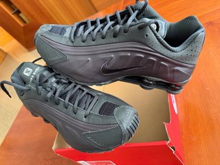 Nike Shox R4 Talla 45 , volor purpura y negro