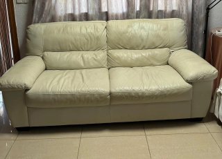 Sofá de piel beige. LIQUIDACION