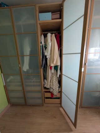 Armario modular Ikea madera y cristal