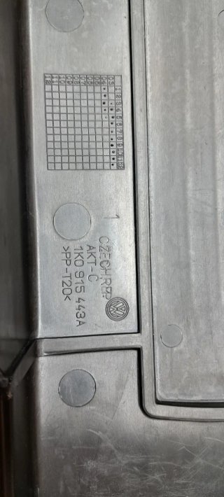 Tapa Caja Batería VW Golf 5 (2004)