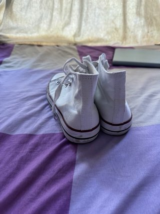 Zapatillas deportivas blancas cómodas