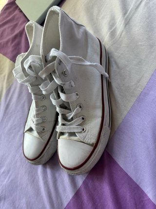 Zapatillas deportivas blancas cómodas