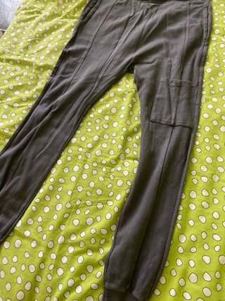 Pantalón jogger gris con elástico