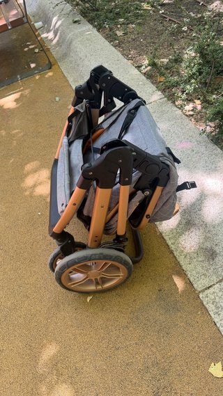Silla de paseo Yozoco gris y oro rosa