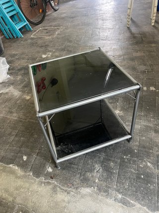 Mesa auxiliar cristal y metal