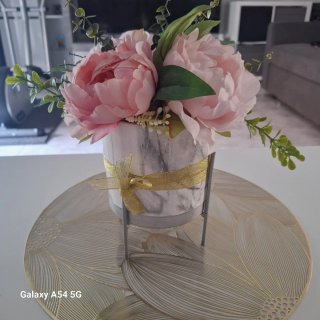 Adorno de flores rosas y doradas