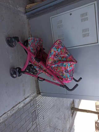 Silla de paseo rosa floral casi nueva