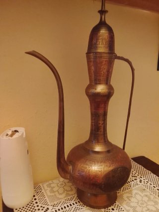 Tetera antigua de latón grabada
