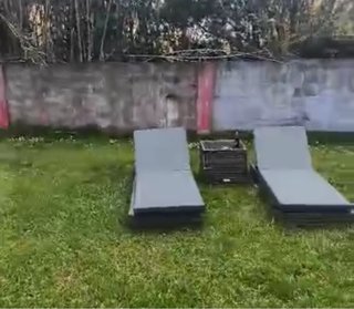 2 Hamacas de exterior grises y mesa pequeña