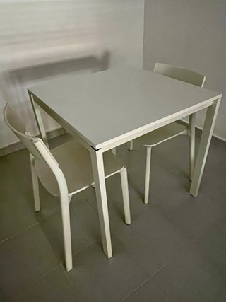 Mesa VIHALS IKEA Blanca + 2 sillas