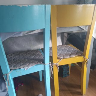2 Sillas de Madera con Cojines