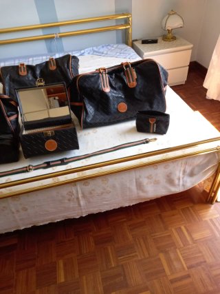 Set valigie in pelle nera e marrone