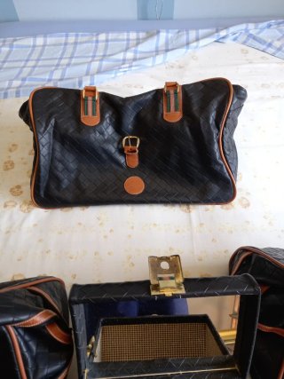 Set valigie in pelle nera e marrone