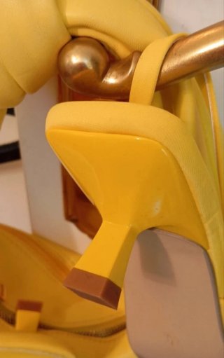 Zapatos amarillos con bolso de regalo