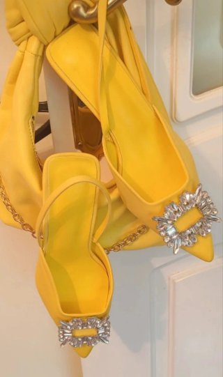 Zapatos amarillos con bolso de regalo