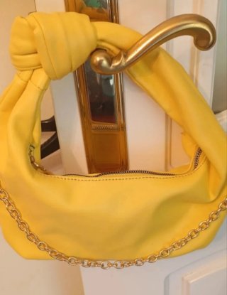 Zapatos amarillos con bolso de regalo