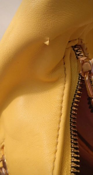 Zapatos amarillos con bolso de regalo