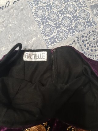 Vestito in velluto viola con perline