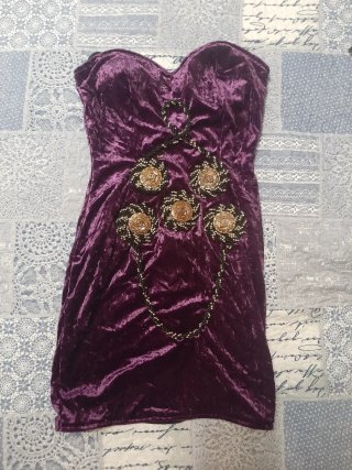 Vestito in velluto viola con perline
