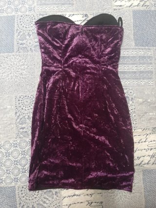 Vestito in velluto viola con perline