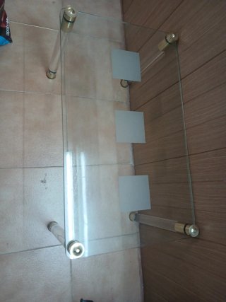 Mesa auxiliar cristal y metal dorado