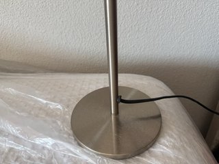 Lámpara de mesa Ikea color plata