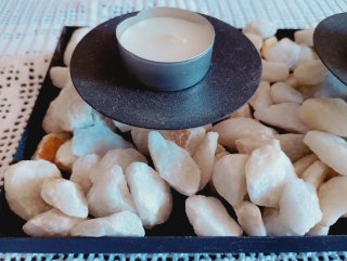 Portavelas metálico con piedras blancas