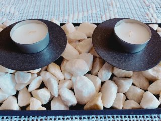 Portavelas metálico con piedras blancas