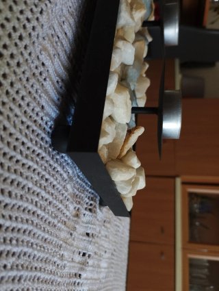 Portavelas metálico con piedras blancas