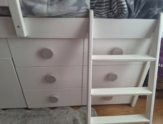 Cama infantil blanca con cajones y escalera