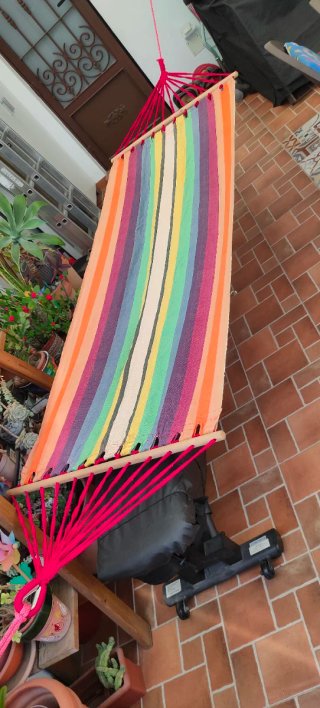 Hamaca multicolor con cuerdas rojas