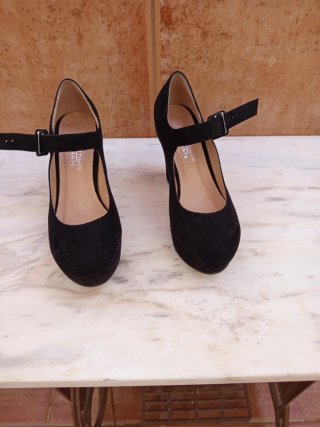 Zapatos de tacón negros con pulsera