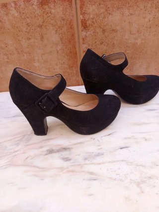 Zapatos de tacón negros con pulsera