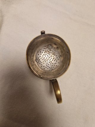 Antiguo colador para té hecho en Alemania
