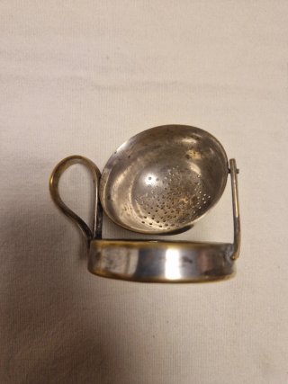 Antiguo colador para té hecho en Alemania