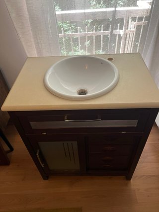 Mueble de baño con lavabo blanco