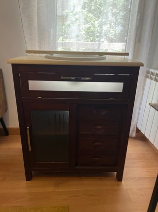 Mueble de baño con lavabo blanco