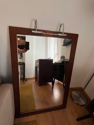 Mueble de baño con lavabo blanco