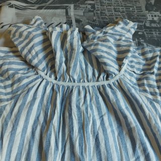 Vestido de rayas azul y blanco