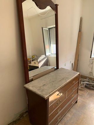 Cómoda con espejo y tapa de mármol Y regalo 2 mesi