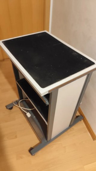 Mesa con ruedas para portátil y teclado