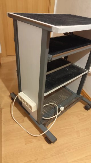 Mesa con ruedas para portátil y teclado