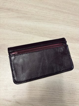 Cartera de piel morada