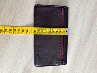 Cartera de piel morada