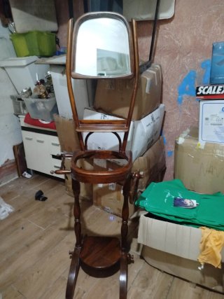 Tocador antiguo de madera con espejo